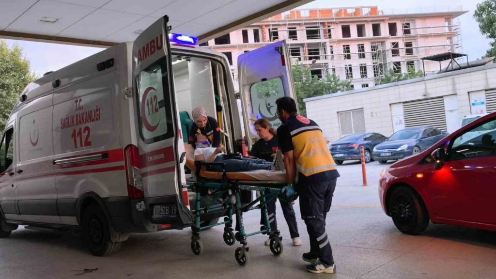 İki otomobil çarpıştı, 4 kişi yaralandı: Motosikletli çift kazadan kıl payı kurtuldu