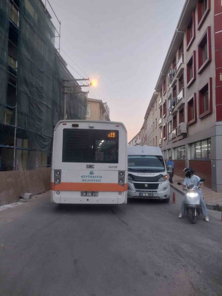 Hatalı park edilen servis aracı trafiğin tıkanmasına sebep oldu