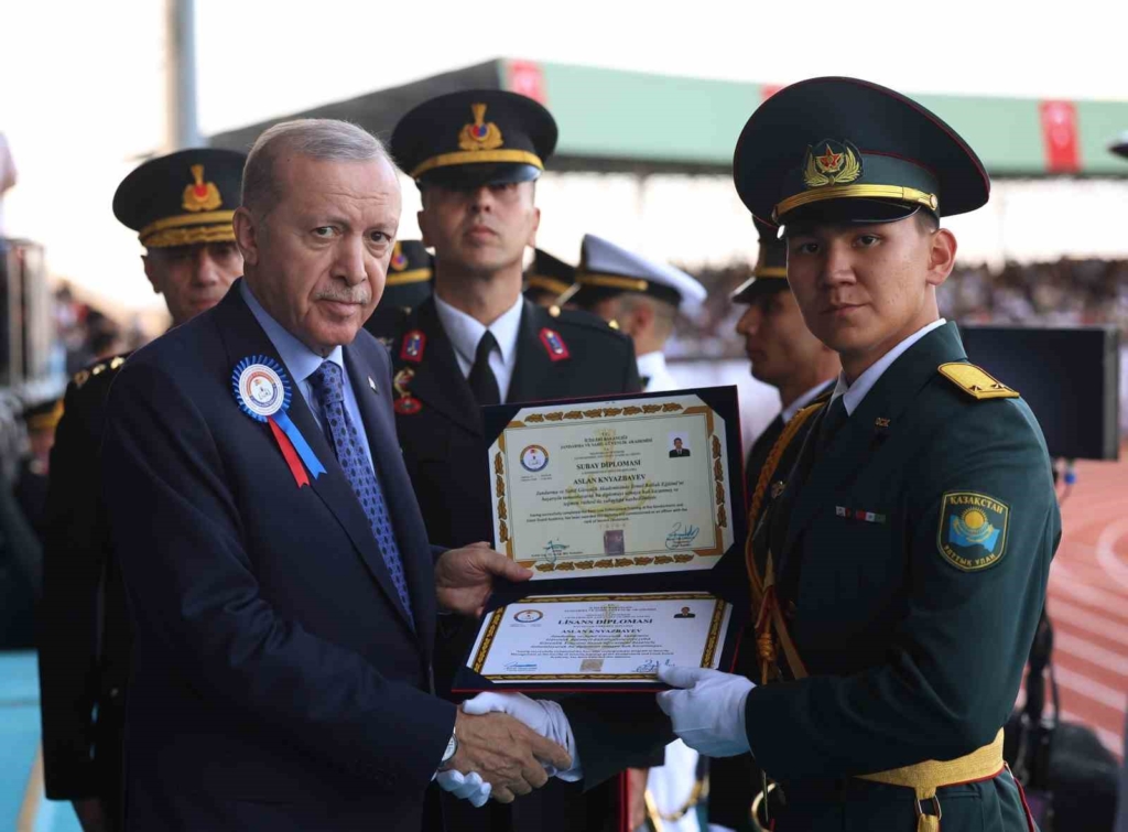Cumhurbaşkanı Erdoğan: "Birileri 30 yıl öncesinin kodları içinde gelişmeleri ele almaya çalışırken, biz yeni sistemin kutup başlarından biri olmak için ne gerekiyorsa onu yapıyoruz"