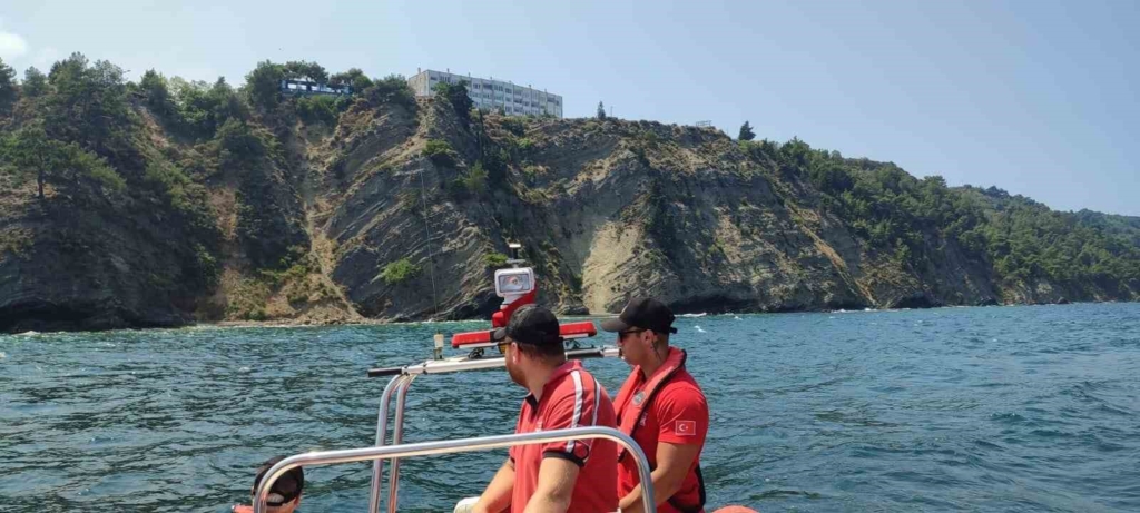 Denizde heyelan paniği, yüzerken üzerlerine toprak kaydı