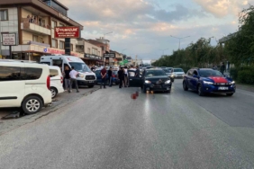 İki otomobil çarpıştı, 4 kişi yaralandı: Motosikletli çift kazadan kıl payı kurtuldu