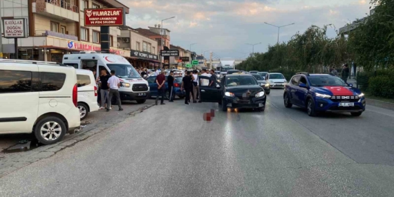 İki otomobil çarpıştı, 4 kişi yaralandı: Motosikletli çift kazadan kıl payı kurtuldu