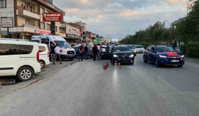 İnegöl’de iki otomobil çarpıştı: 4 yaralı, motosikletli çift kıl payı kurtuldu