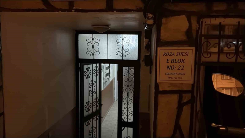 Daire kapısını kıran kasklı 3 şüpheli uyuşturucu dolu 3 koliyi kaçırdı