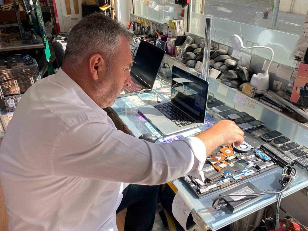 Eşinin 5 bileziği ile açtığı 30 yıllık dükkânı kapatmanın hüznünü yaşıyor