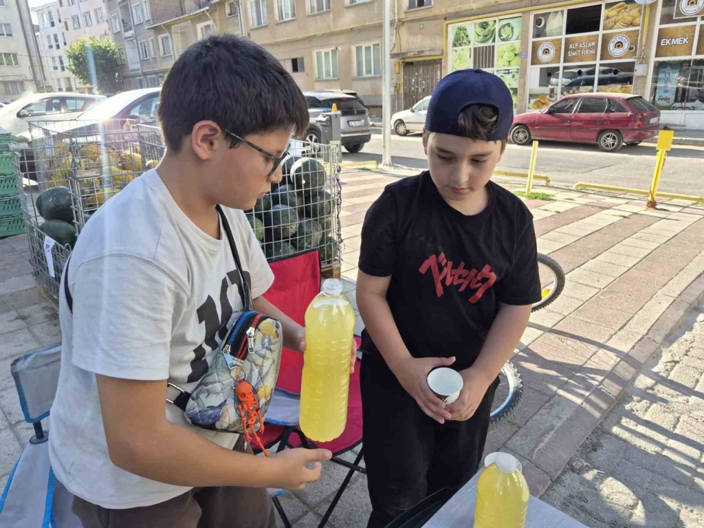 Okul harçlığını çıkarmak isteyen çocuklar limonata satarak aile bütçelerine katkı sağlıyor