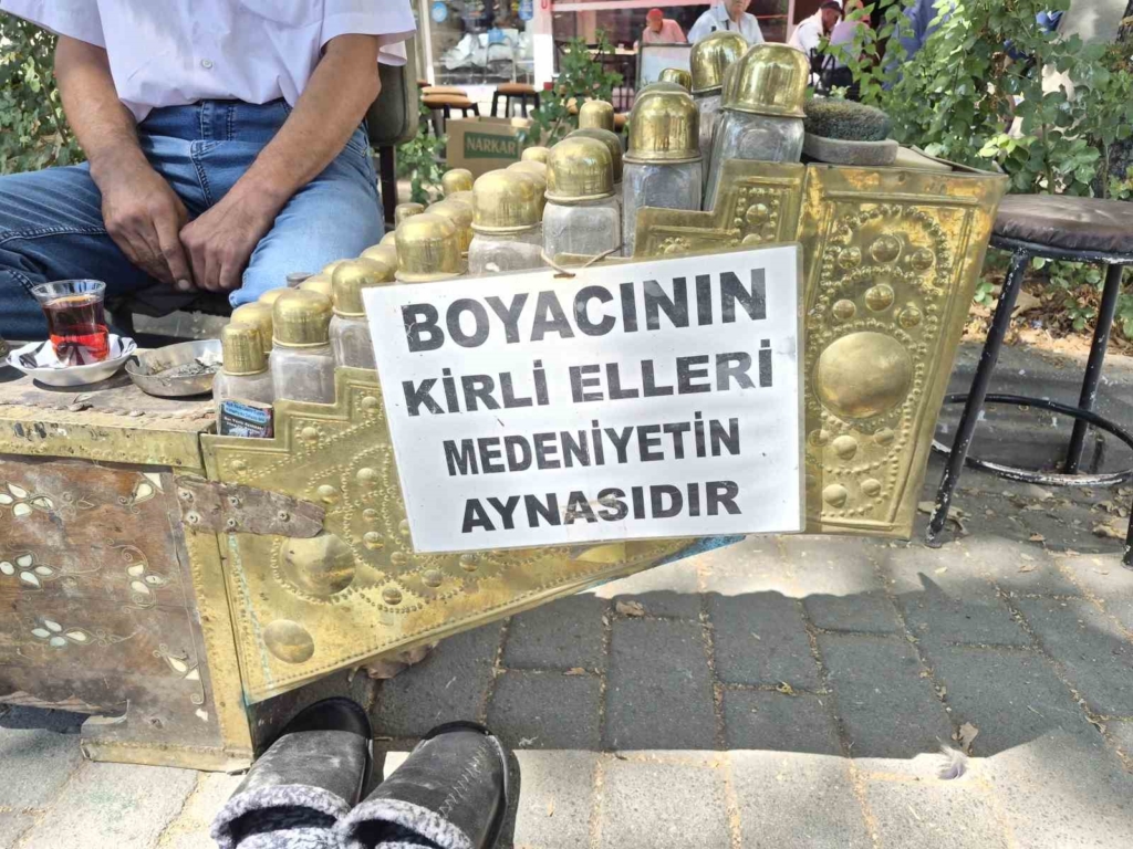 Seyyar ayakkabı boyacısının astığı yazı çevrede dikkat çekiyor
