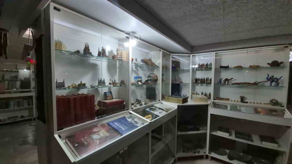 49 ülke ve 80 şehir gezerek yarım asırdır tarihi eser topluyor