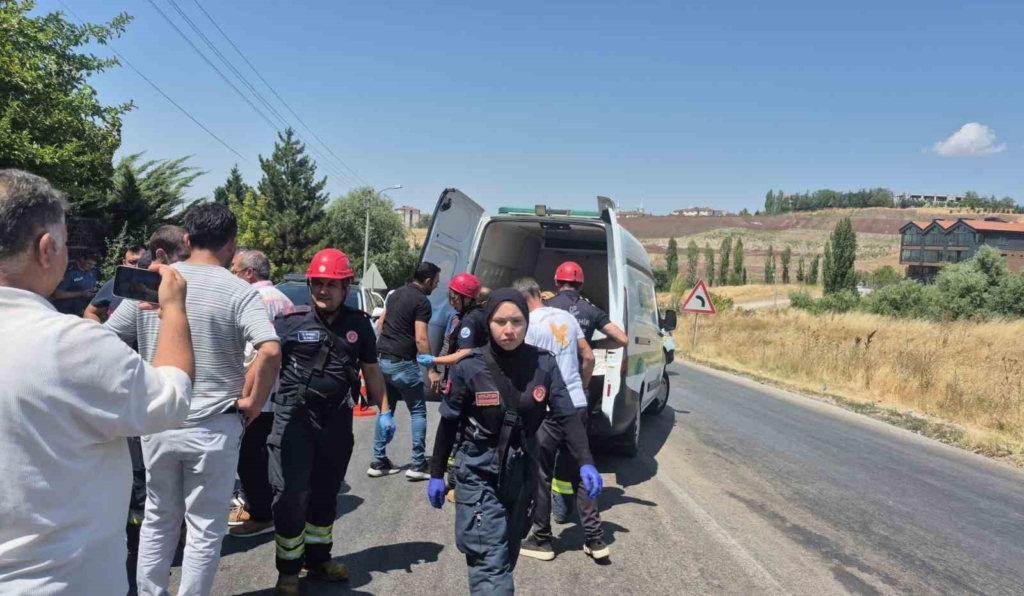 Feci kazada can veren kadının cenazesi sıkıştığı araçtan güçlükle çıkarıldı