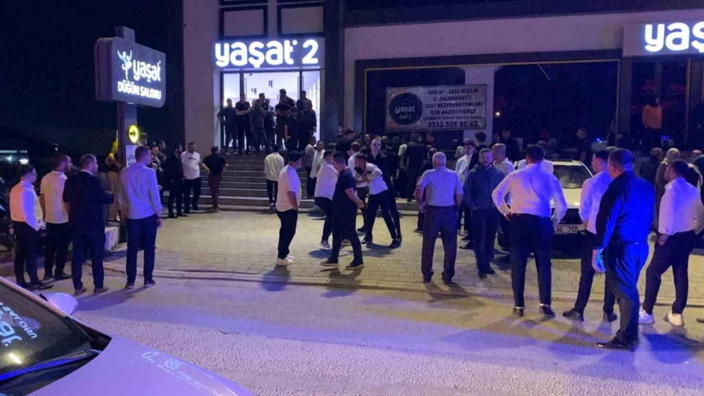 Düğünde çalınan şarkıyı beğenmeyen iki grup arası bıçaklı kavga: 3 yaralı
