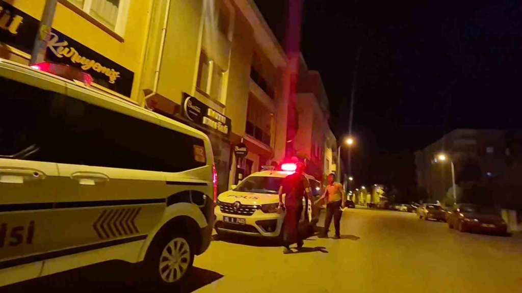 Alkollü sürücü polis otosuna binerken kapıları karıştırdı