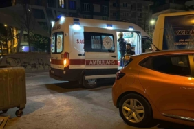 Kiraladığı scooterdan düşüp sızan alkollü kadın hastaneye kaldırıldı