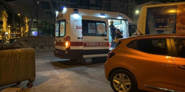 Kiraladığı scooterdan düşüp sızan alkollü kadın hastaneye kaldırıldı