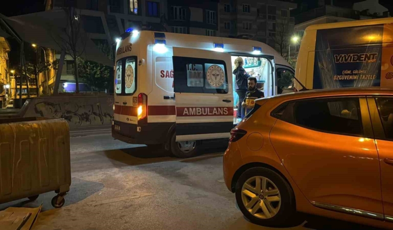 Kiraladığı scooterdan düşüp yolda sızan alkollü kadın hastaneye kaldırıldı