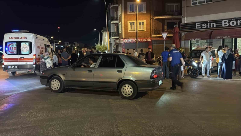 Karşıdan karşıya geçmeye çalışan çocuğa motosikletin çarptığı kaza kamerada