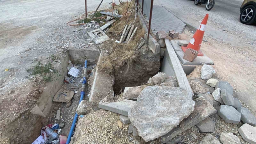 İnşaat çevresindeki kaldırımda oluşan derin göçükler muhtemel kazalara davetiye çıkarıyor