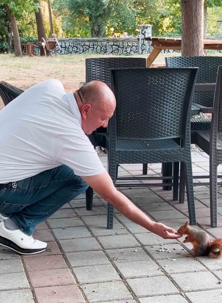 Kahvehaneye gelen sincabı elleriyle besledi