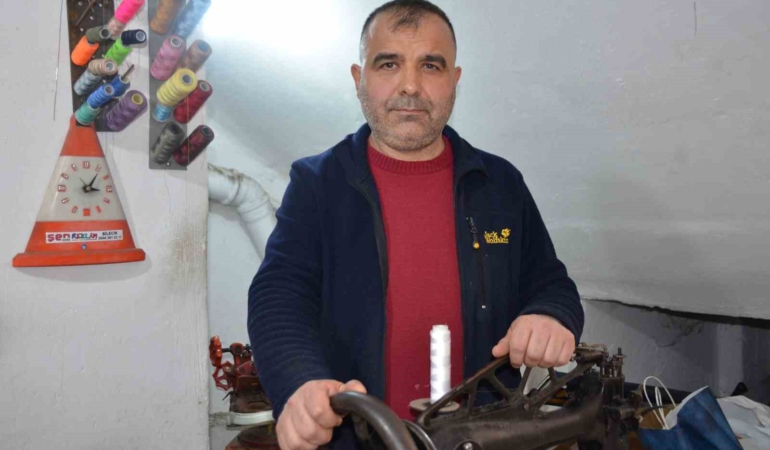 Babasından miras kalan ayakkabı tamirciliğini 26 yıldır sürdürüyor