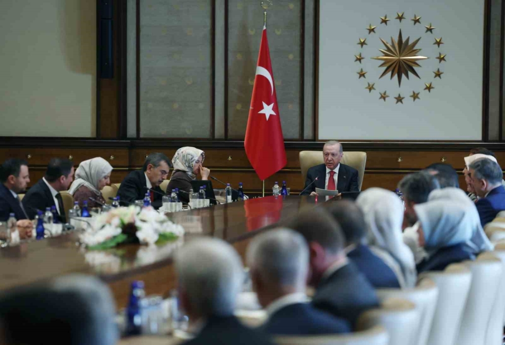 Cumhurbaşkanı Erdoğan, Kahramanmaraş’taki okul saldırısında hayatını kaybeden öğrencilerin ailelerini kabul etti