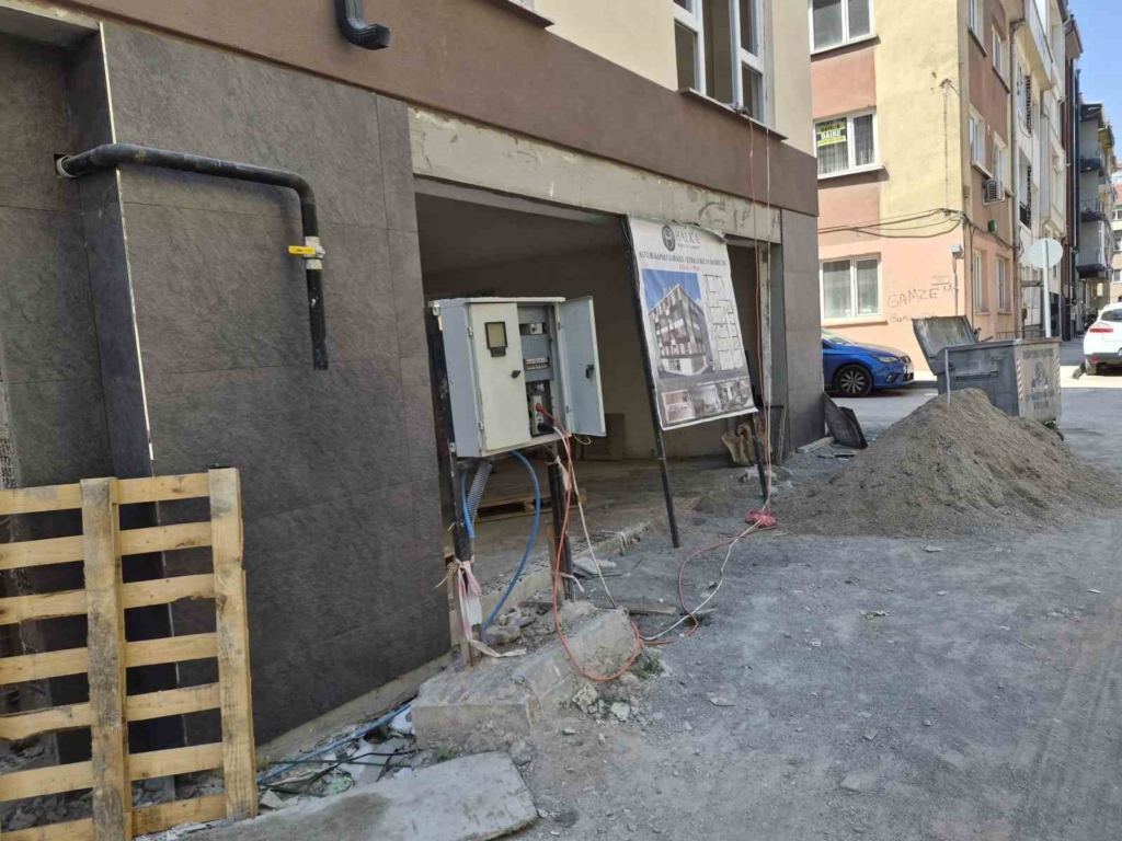 Eskişehir’de kapağı açık bırakılan elektrik panosu korkutuyor