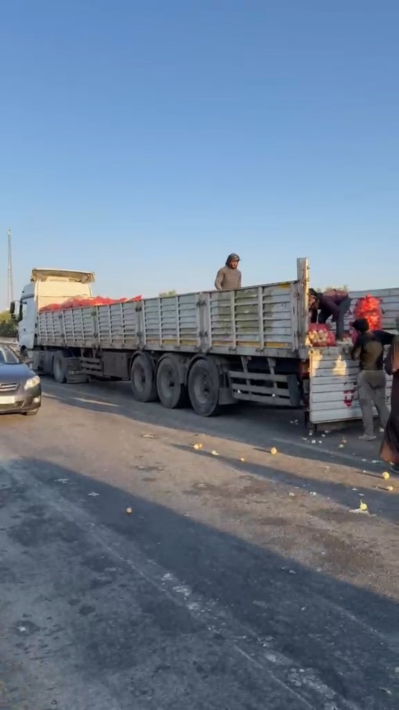 Kamyon devrildi, tonlarca soğan yola saçıldı: 2 yaralı