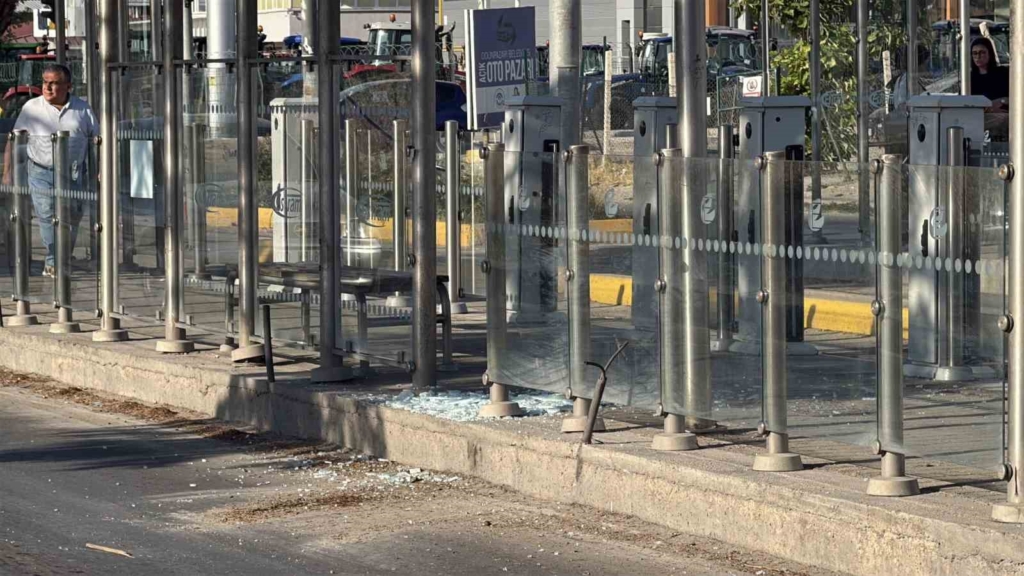 Eskişehir’de kontrolden çıkan motosiklet tramvay durağına daldı: 1 yaralı