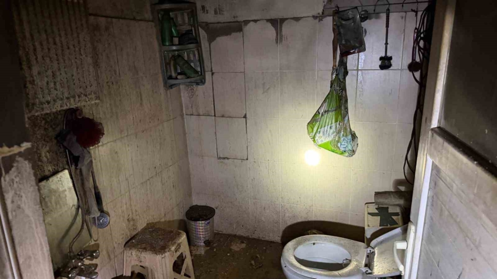 Tek başına yaşayan 78 yaşındaki adamın ocakta unuttuğu yemek evi kül etti