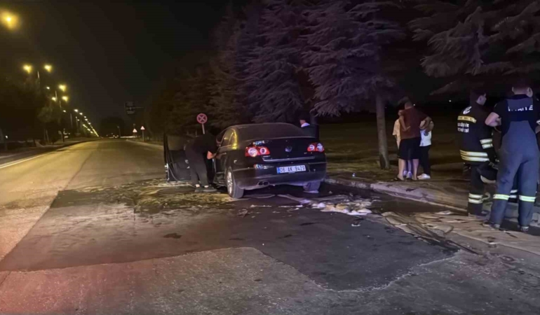 Eskişehir’de seyir halindeki otomobil alev alarak kullanılamaz hale geldi