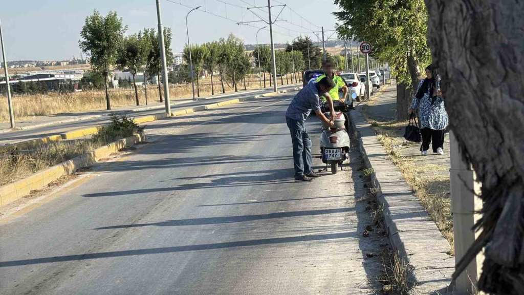 Eskişehir’de kontrolden çıkan motosiklet tramvay durağına daldı: 1 yaralı