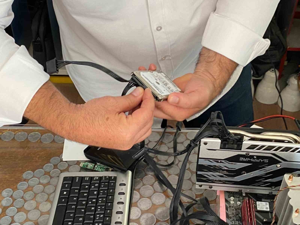 Eşinin 5 bileziği ile açtığı 30 yıllık dükkânı kapatmanın hüznünü yaşıyor
