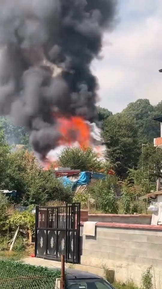 Barakaya sıçrayan yangın itfaiye ekiplerini harekete geçirdi