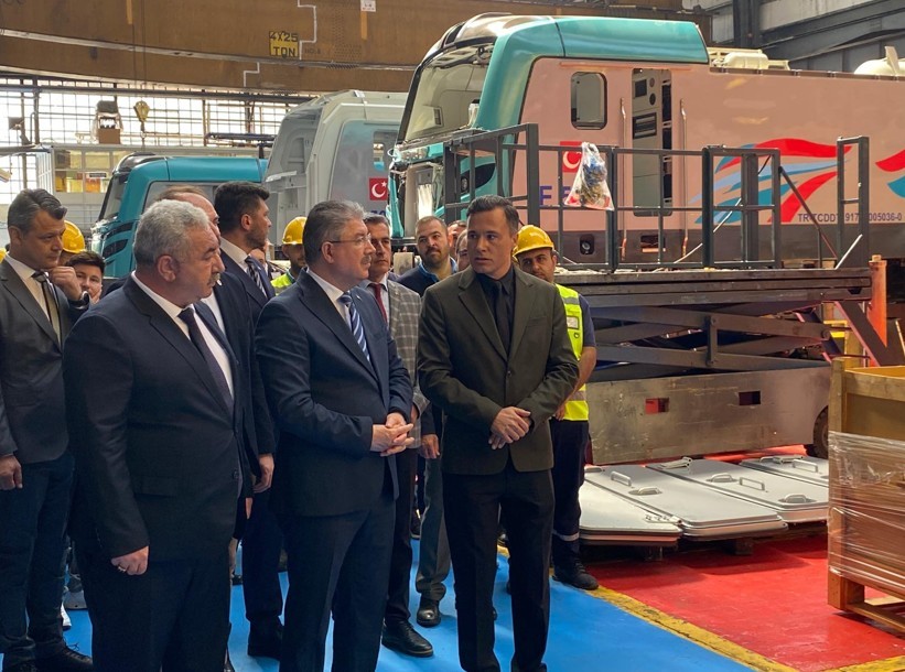 Vali Yılmaz, yerli ve milli elektrikli lokomotif E5000’i sürdü