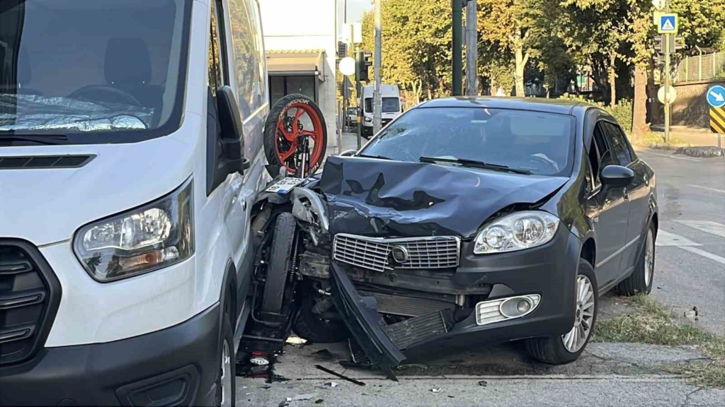 Otomobille çarpışan motosiklet iki araç arasında sıkıştı: 1 yaralı
