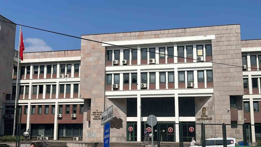 Valilik önündeki şüpheli valizler ekipleri alarma geçirdi.. Gerçek sonradan çıktı