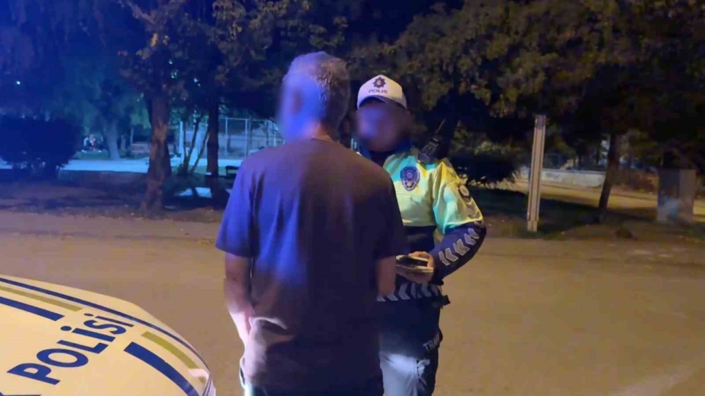 Alkollü sürücü polis otosuna binerken kapıları karıştırdı