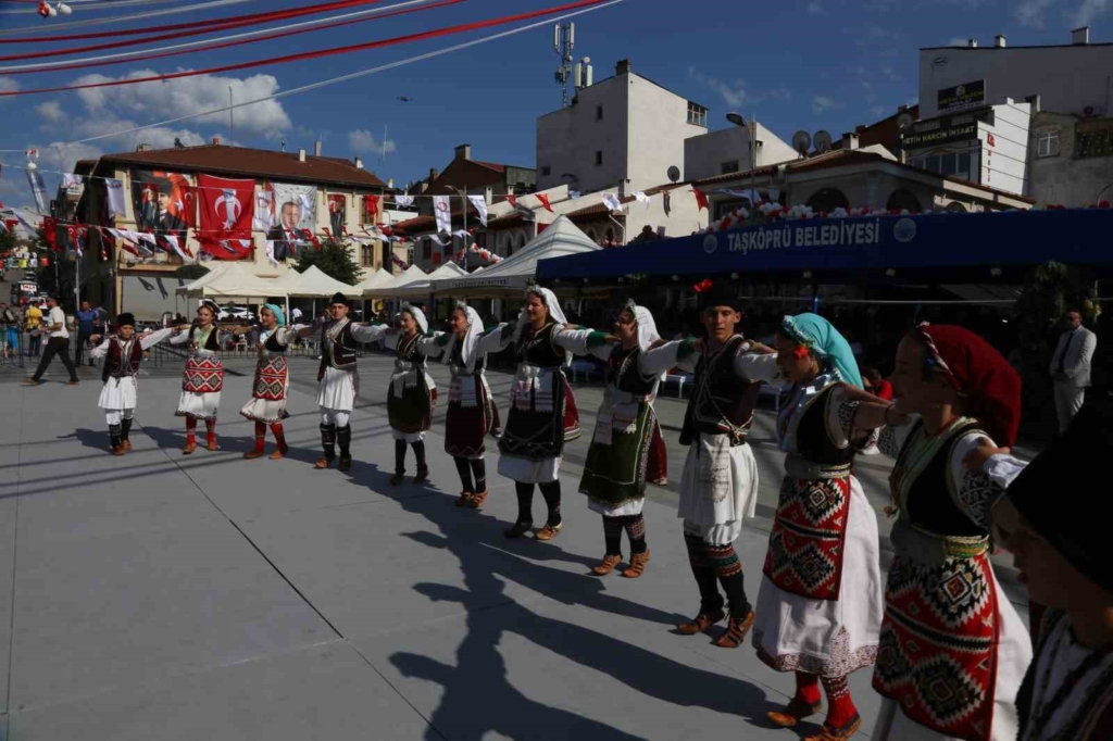 Dünyaca ünlü Taşköprü sarımsağı festivalde yarıştı: 80 demet arasından en iyi sarımsak seçildi