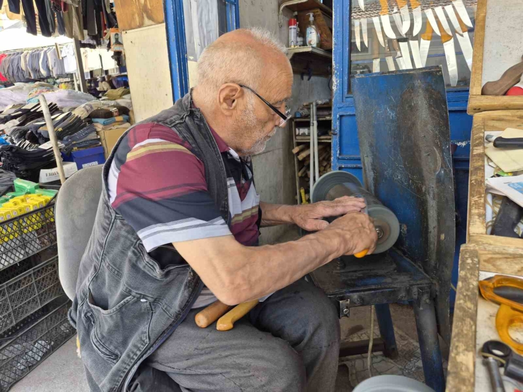 Eskişehir’de 82 yaşındaki Erhan amca, yıllardır gönlünü verdiği işi yapıyor