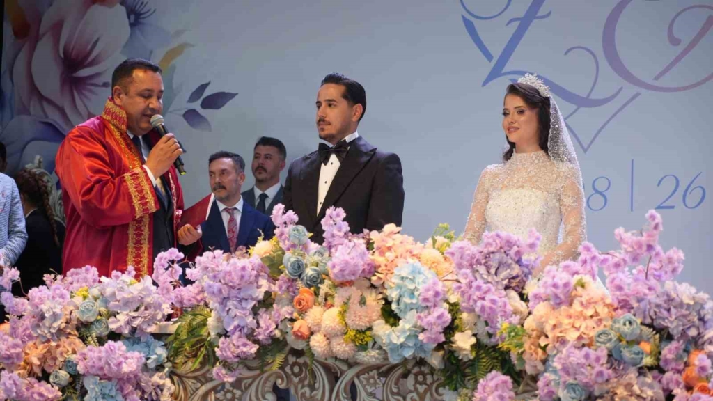 Bahçeli, MHP İl Başkanı’nın oğlu Enes Doğan’ın düğününe katıldı