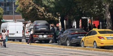 Hatalı park, cadde trafiğini kilitledi