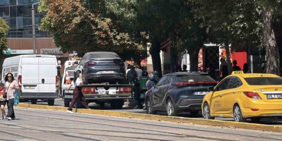 Hatalı park, cadde trafiğini kilitledi