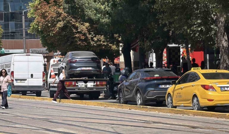 Hatalı park edilen minibüs, Eskişehir’de cadde trafiğini kilitledi