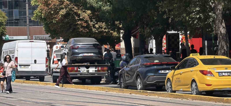 Hatalı park, cadde trafiğini kilitledi