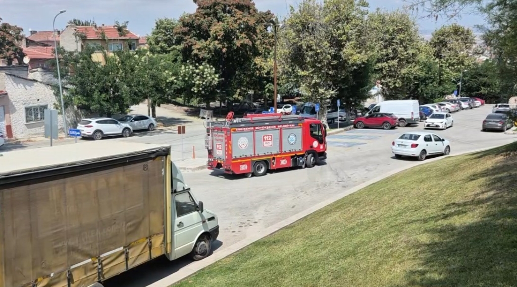 Eskişehir’de mezarlar alevler içinde kaldı
