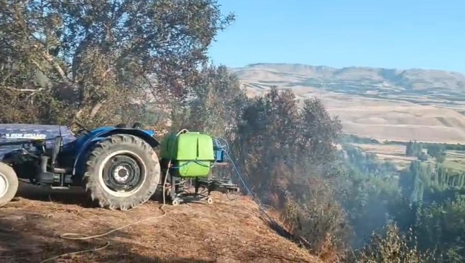 Malatya’da korkutan yangın: 2 ahır ile bir evin çatısı yandı