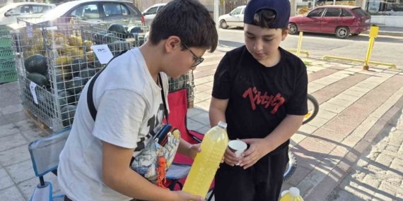 Okul harçlığını çıkarmak isteyen çocuklar limonata satarak aile bütçelerine katkı sağlıyor