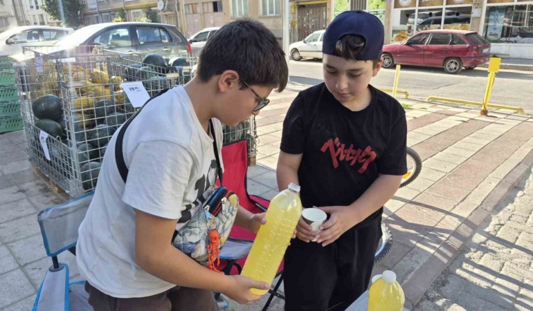 Eskişehir’de iki çocuk limonata satarak okul harçlıklarını çıkarıyor