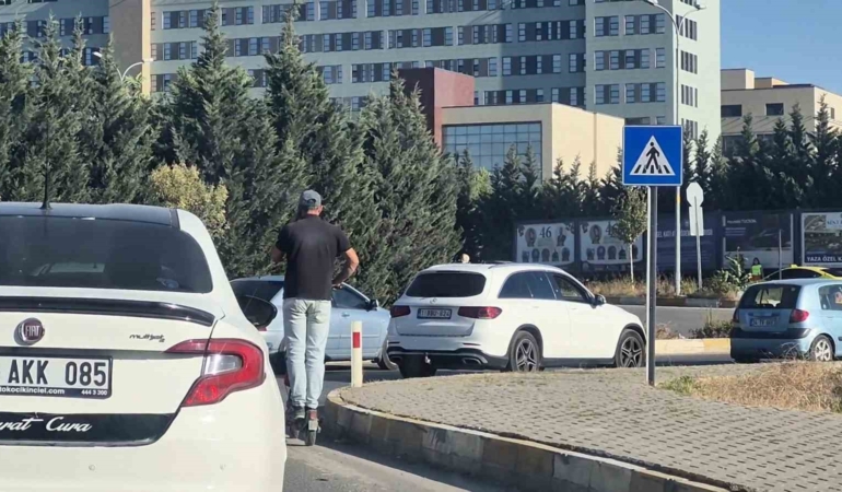 Eskişehir’de cep telefonuyla konuşarak e-skuter kullandı