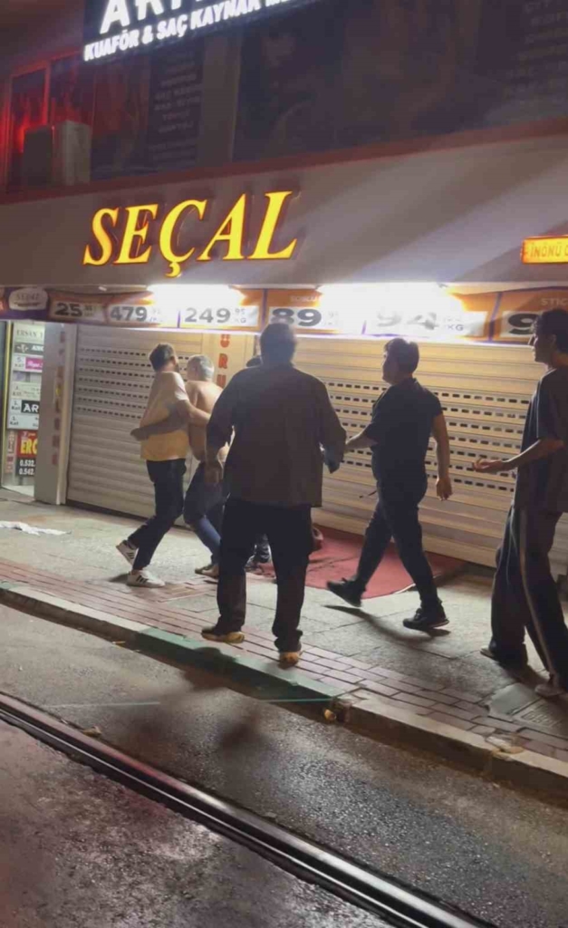 Gece kulübünden çıkıp kavgaya böyle tutuştular… Ayakta zor durdular