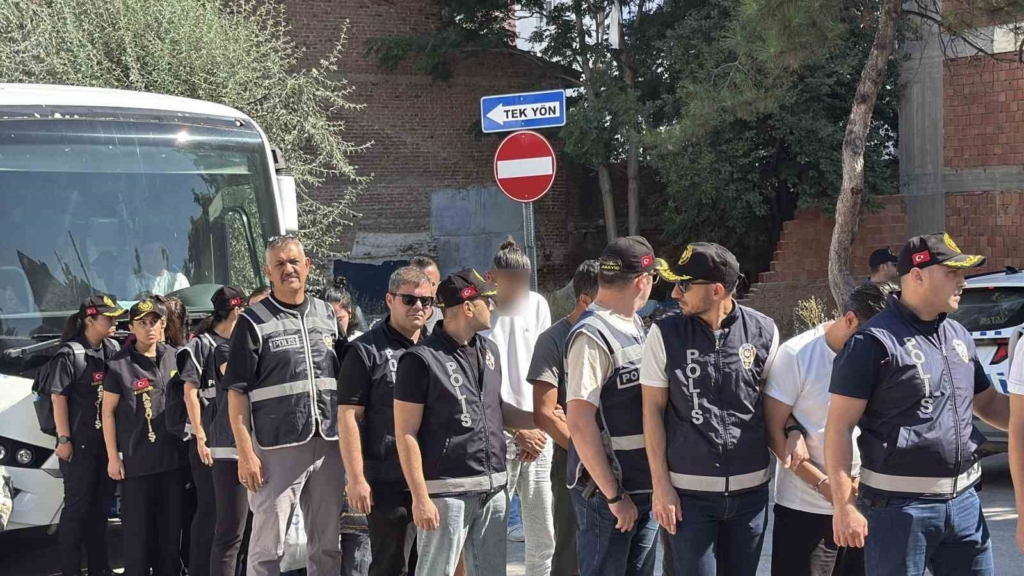 Eskişehir merkezli dev dolandırıcılık operasyonunda yakalanan 90 şüpheli adliyeye sevk edildi