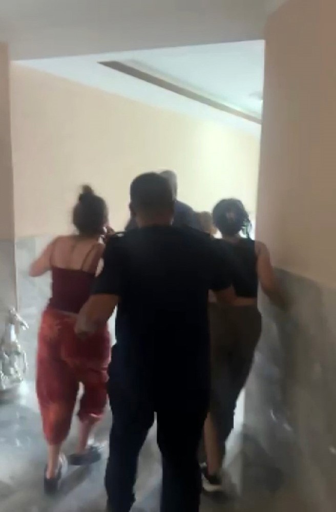 Alevlerin yükseldiği mobilya mağazasında yaşanan yangın apartmanda paniğe neden oldu